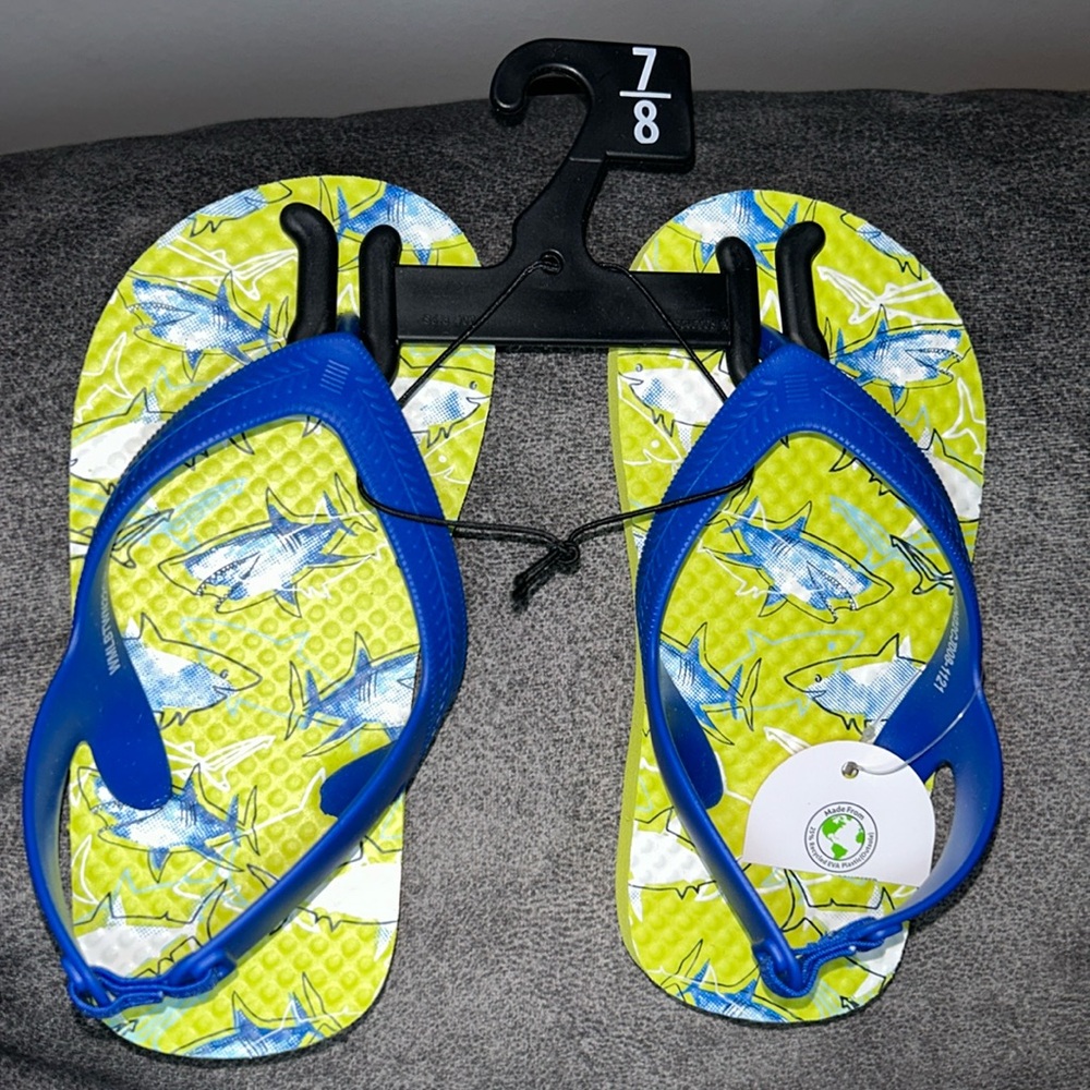 🌻 NEW Fun Shark Sandals 🦈 Size 7/8